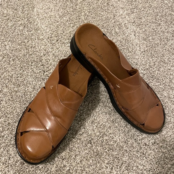 Clarks Shoes - Women’s Clarks Tan Mule Style Shoe size 10M